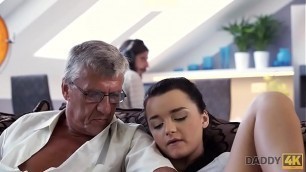 DADDY4K&period; Tu préfères l’ordinateur ou ta copine&quest; Et elle&quest;